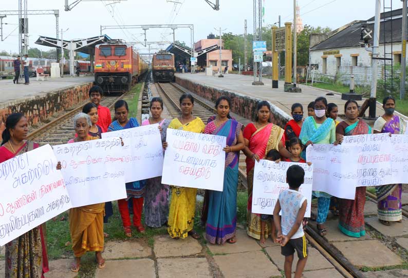 மழைநீரை அகற்றக்கோரி ரெயில் மறியல் போராட்டம் நடத்திய பெண்களால் பரபரப்பு