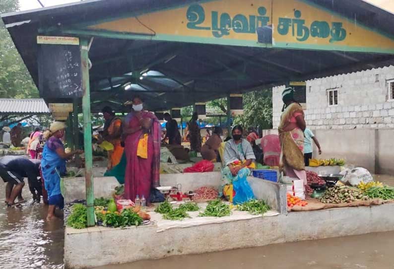 திருச்செங்கோடு, எலச்சிபாளையம் பகுதிகளில் கனமழை: உழவர் சந்தைக்குள் தண்ணீர் புகுந்தது பொதுமக்கள் அவதி