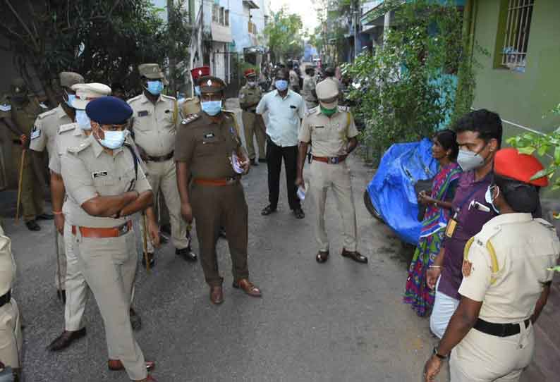 புதுவையில் ரவுடிகளின் வீடுகளில் போலீசார்  சோதனை 12 பேரை பிடித்து விசாரணை