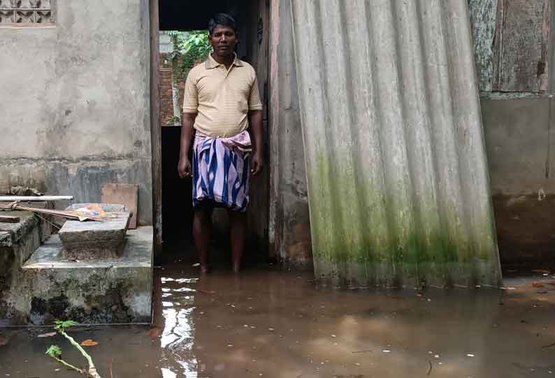 வீடுகளை சூழ்ந்த வெள்ளம் வடியாததால் மக்கள் அவதி