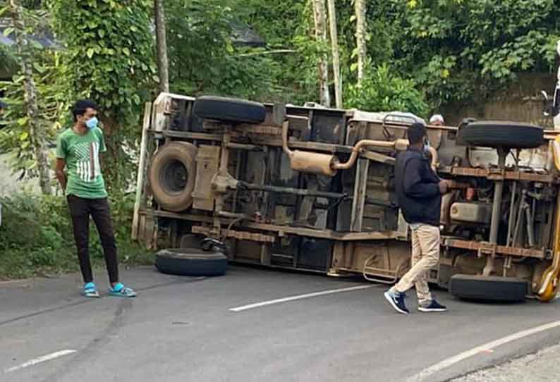 சாலையில் லாரி கவிழ்ந்து விபத்து