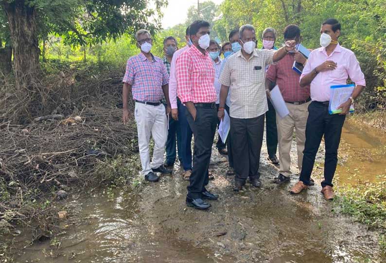 தமிழ்நாடு குடிநீர் வடிகால் வாரிய இணை நிர்வாக இயக்குனர் பிரதீப் குமார் நெல்லை, தூத்துக்குடி மாவட்டங்களில் தாமிரபரணி ஆற்றில் உள்ள உறை கிணறுகளை நேரில் ஆய்வு செய்தார்