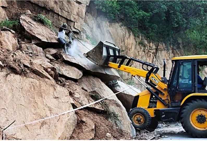 போடிமெட்டு மலைப்பாதையில் மீண்டும் மண் சரிவு; பாறைகள் உருண்டு விழுந்ததால் போக்குவரத்து பாதிப்பு