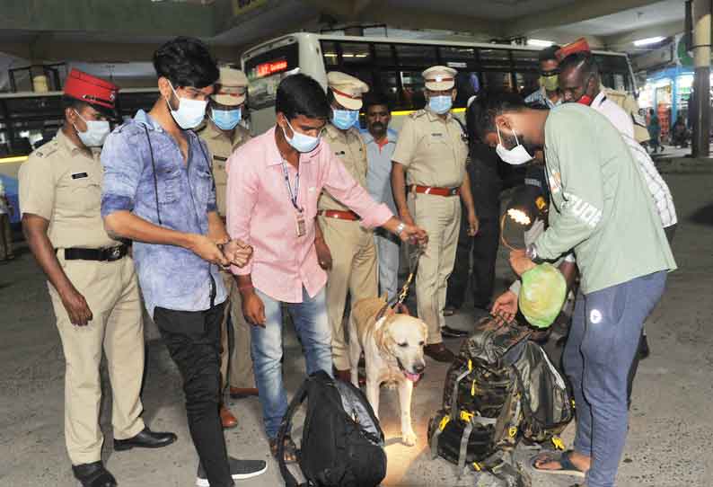 பாபர் மசூதி இடிப்பு தினத்தையொட்டி பயணிகளிடம் சோதனை