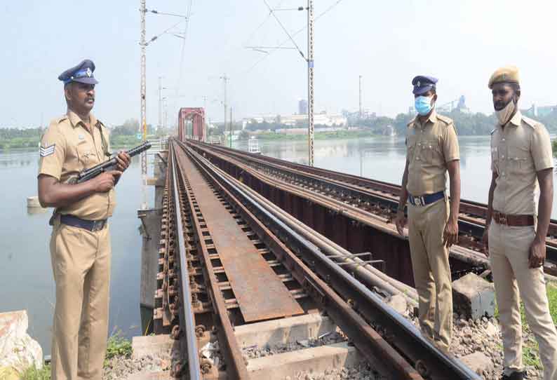 இன்று பாபர் மசூதி இடிப்பு தினம்: காவிரி ஆற்று பாலத்துக்கு துப்பாக்கி ஏந்திய போலீஸ் பாதுகாப்பு