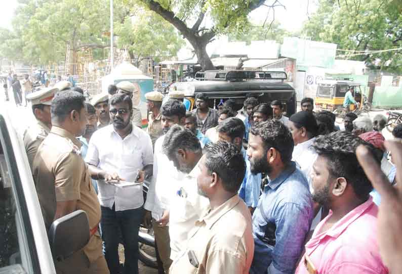 பாளையங்கோட்டையில் மாடு மிதித்து தூய்மை பணியாளர் சாவு உறவினர்கள் சாலை மறியலுக்கு முயற்சி