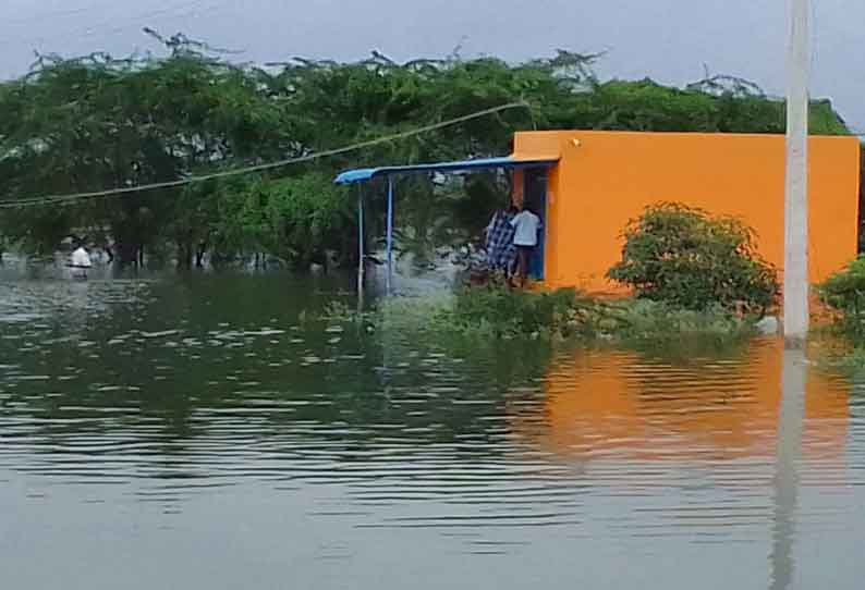 கரிவலம்வந்தநல்லூரில் டாஸ்மாக் கடையை சூழ்ந்த மழைநீர் மதுப்பிரியர்கள் அவதி