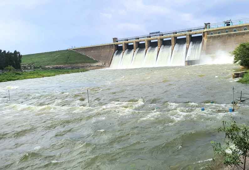 வைகை அணையில் இருந்து தண்ணீர் திறப்பு மீண்டும் அதிகரிப்பு; ஆற்றில் வெள்ளம் கரைபுரண்டு ஓடுகிறது