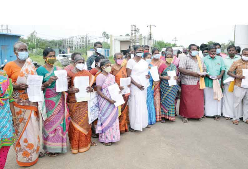 குடியேற முடியாமல் தவிப்பதாக ஆதிதிராவிட மக்கள் கலெக்டரிடம் முறையிட்டனர்.