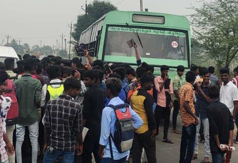 அதிக மாணவர்கள் ஏறியதால் அரசு பஸ் நடுவழியில் நிறுத்தம் டிரைவரை கண்டித்து சாலை மறியல்