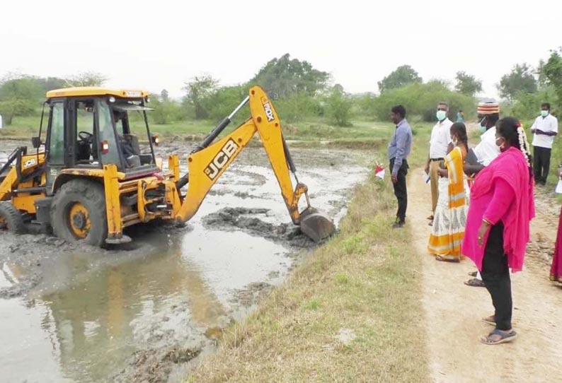 காஞ்சீபுரம் அருகே ஆக்கிரமிப்பால் வயல்வெளியாக மாறிய குளம் மீட்பு