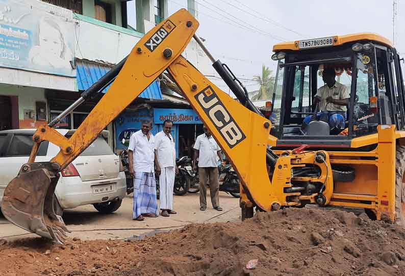 சேறும், சகதியுமான சாலை சீரமைப்பு