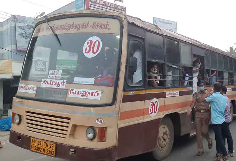 அரசு பஸ்சில் தொங்கியபடி மாணவர்கள் பயணம்