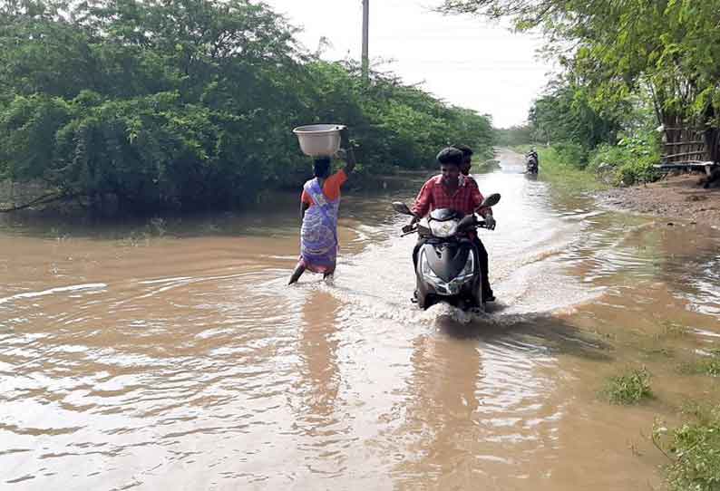 ஆண்டிப்பட்டி அருகே சாலையில் குளம்போல் தேங்கி நிற்கும் மழைநீர்