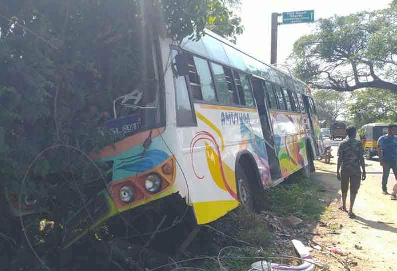 கடலூர் முதுநகர் அருகே ஓடும் பஸ்சில் டிரைவர் திடீர் சாவு 50 பயணிகள் உயிர் தப்பினர்