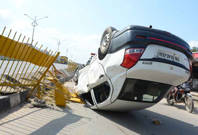 டயர் வெடித்து தலைகுப்புற கவிழ்ந்த கார்