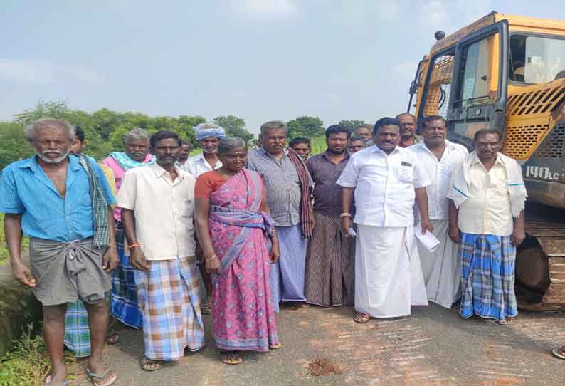 புஞ்சைபுளியம்பட்டி அருகே பரபரப்பு; அத்திக்கடவு-அவினாசி திட்ட பணிக்கு வந்த பொக்லைன் எந்திரம் சிறைபிடிப்பு