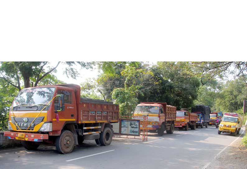 சாலை பழுதடைந்தது: ஏற்காட்டுக்கு கனரக வாகனங்களுக்கு அனுமதி மறுப்பு-சோதனைச்சாவடி ஊழியர்களுடன், டிரைவர்கள் வாக்குவாதம்