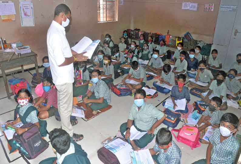 அரசு பள்ளியில் இடபற்றாக்குறை  கழிப்பிட வசதி இல்லாததால் கடும் அவதி