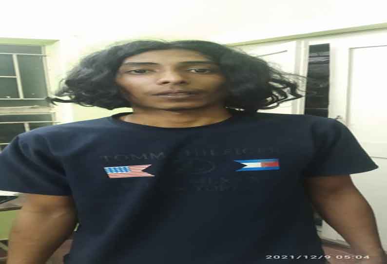 மோட்டார் சைக்கிளில் கேரளாவுக்கு கஞ்சா கடத்திய வாலிபர் கைது