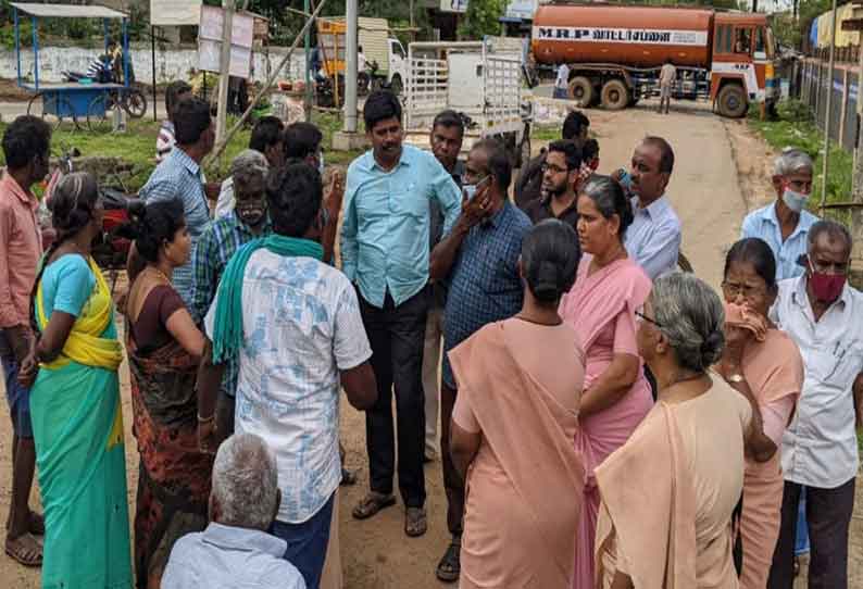 தொழுநோயாளிகள் மறுவாழ்வு மையத்தில் தேங்கிய மழைநீரை அகற்றக்கோரி சாலை மறியல்