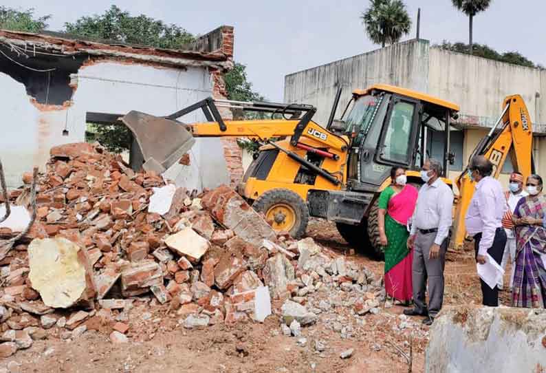 வாலாஜா அரசு மேல்நிலைப்பள்ளியில் பழுதடைந்த கட்டிடம் இடித்து அகற்றம்