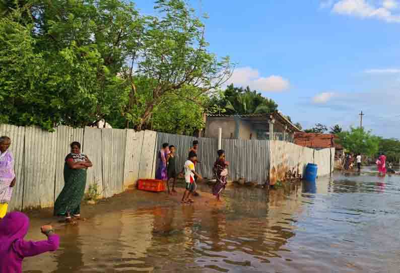 தொண்டி புதுக்குடி கிராமத்திற்குள் கடல் நீர் புகுந்தது; மீனவர்கள் அவதி