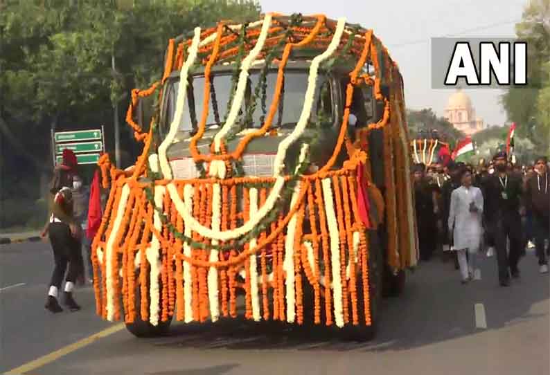 பிபின் ராவத்தின் இறுதி ஊர்வலத்தில் தேசிய கொடியுடன் ஓடி வரும் மக்கள்...