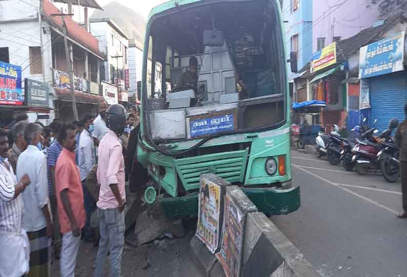 கூடலூரில் கட்டுப்பாட்டை இழந்து தடுப்பு சுவரில் மோதி அரசு பஸ்