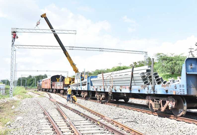 பழனி-புதுதாராபுரம் சாலையில் மின்சார ரெயில் பாதை பணிக்காக மூடப்பட்ட ரெயில்வே கேட்; வாகனங்கள் அணிவகுத்து நின்றன