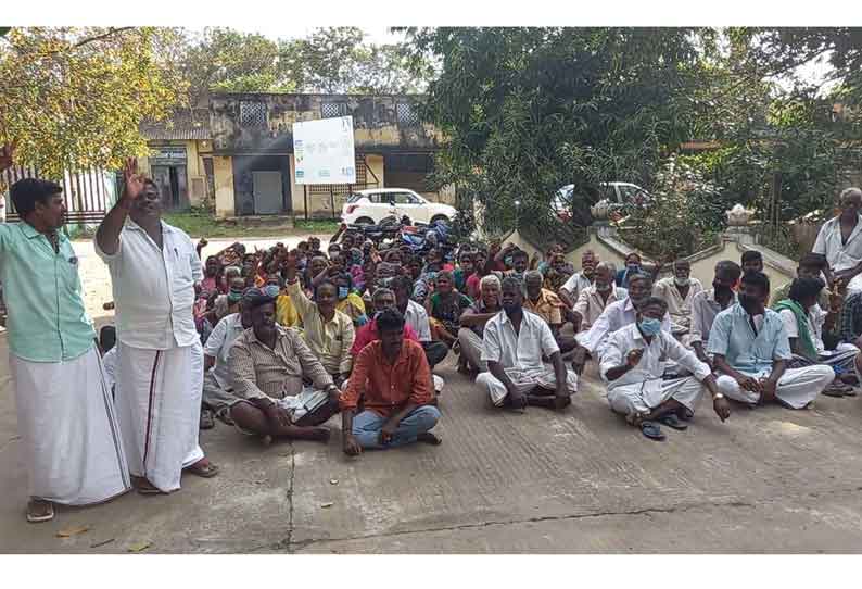 ஊராட்சி மன்ற தலைவரை கண்டித்து பொதுமக்கள் முற்றுகை போராட்டம்