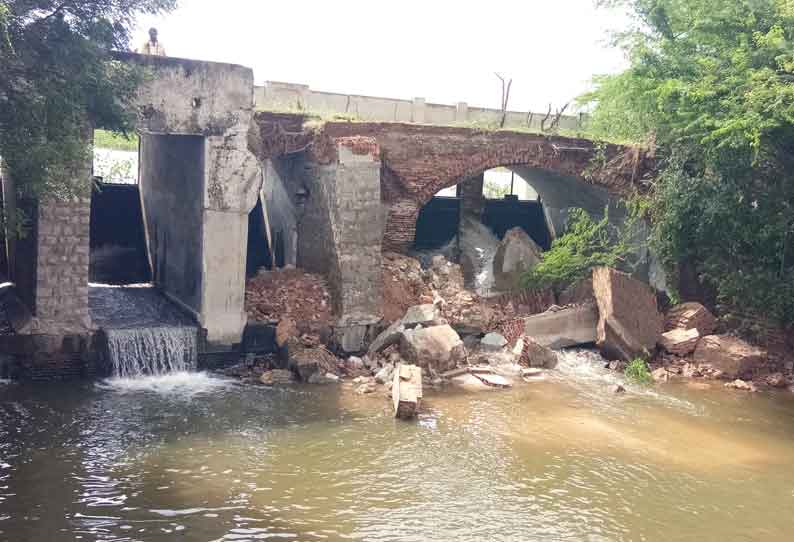 பேராம்பூர் பெரியகுளத்தின் மதகு சுவர்கள் இடிந்தன