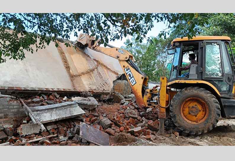 நீர்நிலை புறம்போக்கை ஆக்கிரமித்து கட்டிய 2 கட்டிடங்கள் இடித்து அகற்றம்