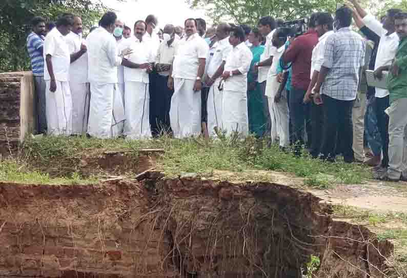 விராலிமலை அருகே பேராம்பூர் பெரியகுளத்தில் ரூ.2¼ கோடியில் புதிய மதகு சுவர்கள் கட்டப்படும்  அமைச்சர் மெய்யநாதன் தகவல்