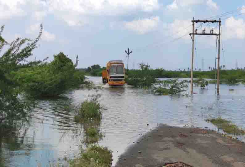 மாவிலிப்பட்டி சாலையில் கண்மாய் நீர் செல்வதால் அவதி