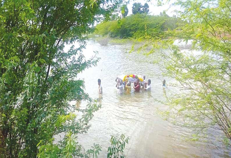 மயானப்பாதை இல்லாததால் கழுத்தளவு நீரிலும், வயல் வழியாகவும் இறந்தவர் உடலை தூக்கி செல்லும் அவலம்