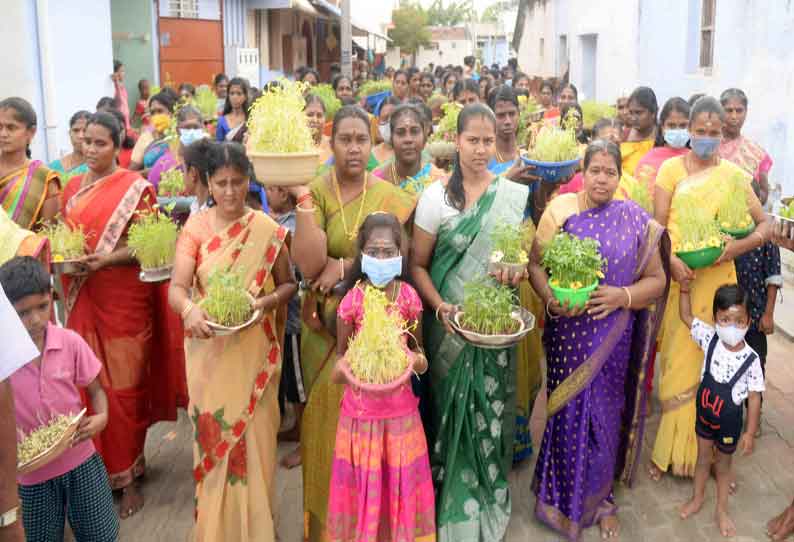 பெரியசேமூர் மகா மாரியம்மன் கோவில் கும்பாபிஷேகம்: பெண்கள் முளைப்பாரி எடுத்து ஊர்வலம்