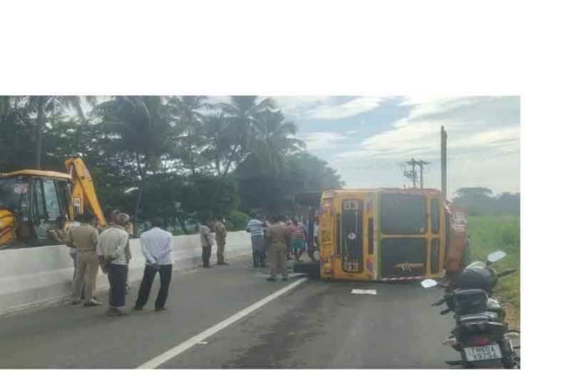 போடி அருகே தடுப்பு சுவரில் மோதி கவிழ்ந்த லாரி