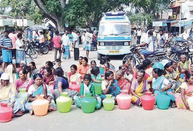 காஞ்சீபுரம் கலெக்டர் அலுவலகம் எதிரில் குடிநீர் வழங்கக்கோரி பெண்கள் சாலை மறியல்