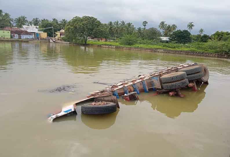 நெல் மூட்டைகளை ஏற்றிவந்த லாரி ஊருணியில் கவிழ்ந்தது