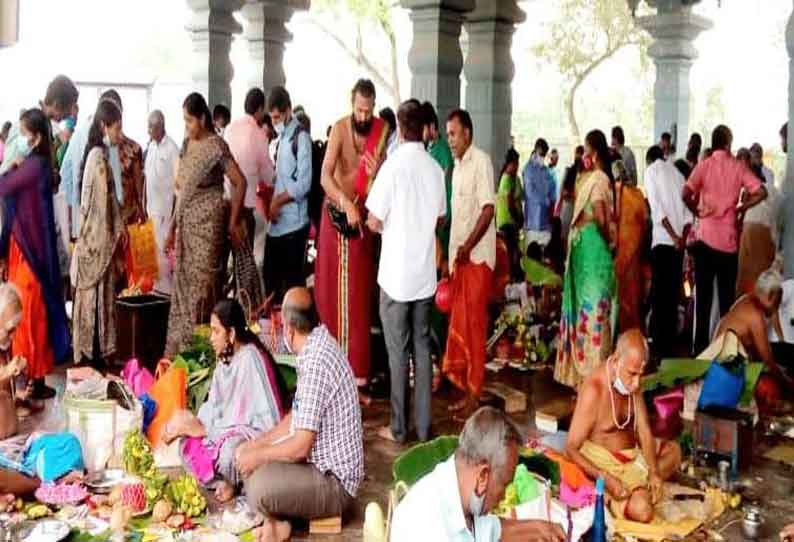 பவானி கூடுதுறையில் திதி, தர்ப்பணம் கொடுக்க குவிந்த பக்தர்கள்- ஆற்றில் குளிக்க தடை