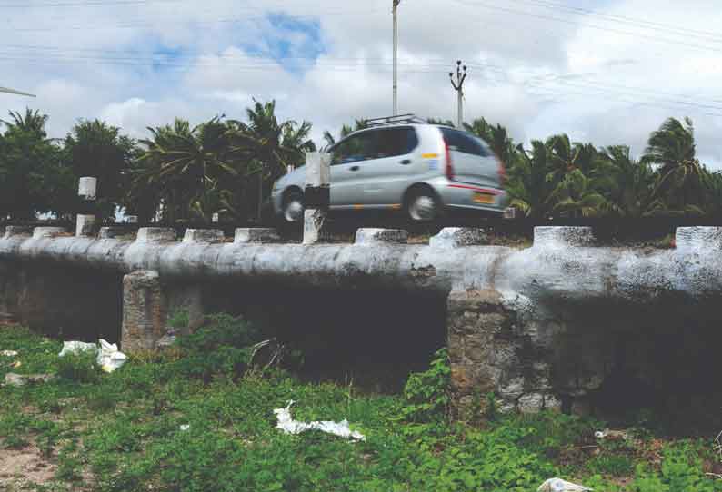 குடிமங்கலம் அருகே சுங்காரமடக்கு பகுதியில் உயர்மட்ட பாலம் அமைக்க வேண்டும்