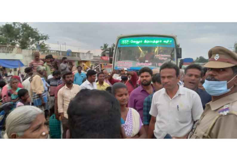 திருப்பத்தூர் அருகே  குடியிருப்பு பகுதியில் தோண்டப்பட்ட பள்ளம் மூடப்படாததை கண்டித்து மறியல்