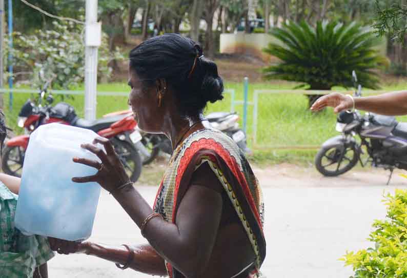 வீட்டை காலி செய்ய நெருக்கடி: 12 வயது மகனுடன் தீக்குளிக்க முயன்ற பெண்-கிருஷ்ணகிரி கலெக்டர் அலுவலகத்தில் பரபரப்பு