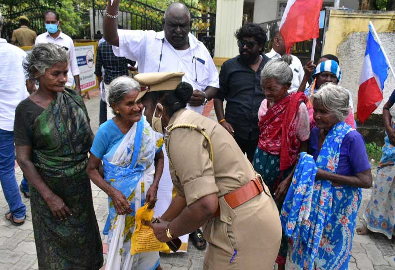 மதுபாட்டில்களுடன் போராட்டத்தில் ஈடுபட்ட பெண்கள்- கலெக்டர் அலுவலகத்தில் பரபரப்பு