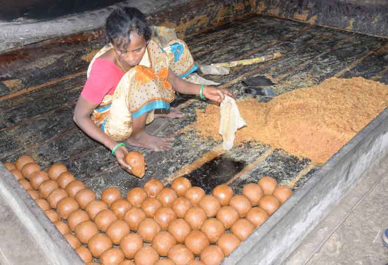 பொங்கல் பண்டிகையை முன்னிட்டு கரும்பு வெல்லம் விலையை உயர்த்த  நடவடிக்கை எடுக்க வேண்டும்; உற்பத்தியாளர்கள் கோரிக்கை