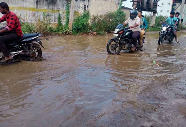 திருப்பூரில் சாலையில் கழிவுநீர் பெருக்கெடுத்து ஓடியதால் பொதுமக்கள் அவதி