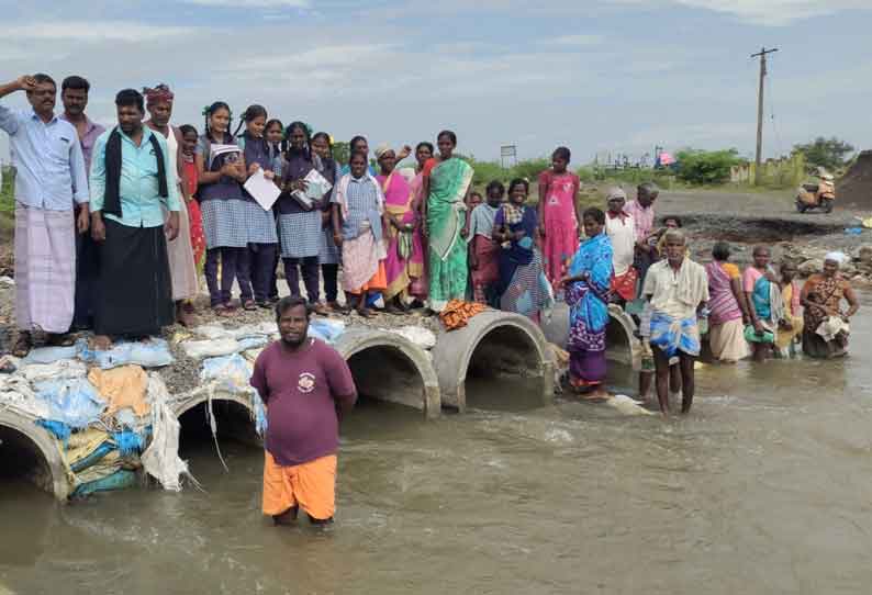 உயர்மட்ட பாலம் அமைக்கக்கோரி சேதமடைந்த தரைப்பாலத்தில் நின்று கிராம மக்கள் போராட்டம் விருத்தாசலம் அருகே பரபரப்பு