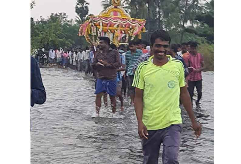 பொய்கை அருகே இறந்தவரின் உடலை ஏரி தண்ணீரில் தூக்கி செல்லும் அவலம்