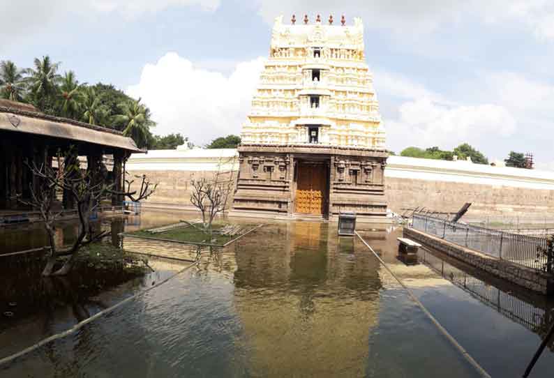 தண்ணீர் தேங்குவதால் கோட்டை ஜலகண்டேஸ்வரர் கோவில் மீண்டும் மூடல்